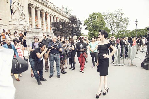 Xuất hiện tại show diễn của Chanel, Lý Nhã Kỳ đẳng cấp sang trọng như một quí cô Paris với trang phục của thương hiệu Dior.